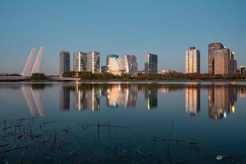 郑州楼市：作为河南富豪的聚集地，北龙湖虽然没有迎来上涨，但在大盘下行的环境下