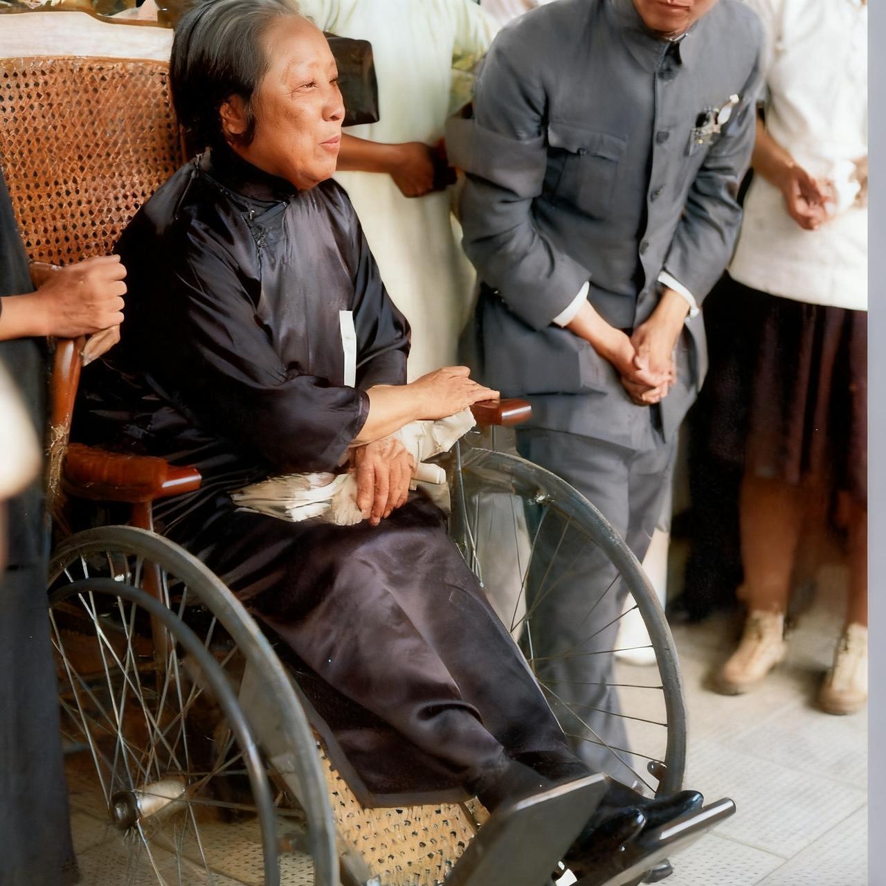 1935年，何香凝出席丈夫廖仲恺的迁葬仪式，留下了一张罕见留影。照片中，她端坐于