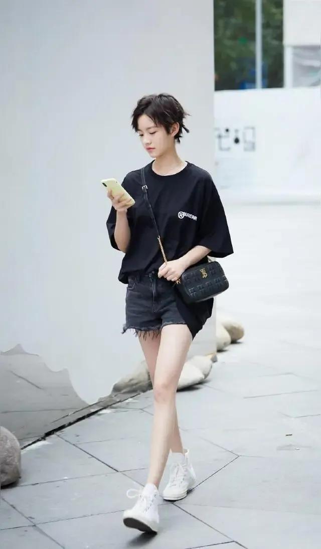 还像个半大孩子呢。25岁就已经是金鸡奖影后了。资源咖不重要。观众认可才重要。如果
