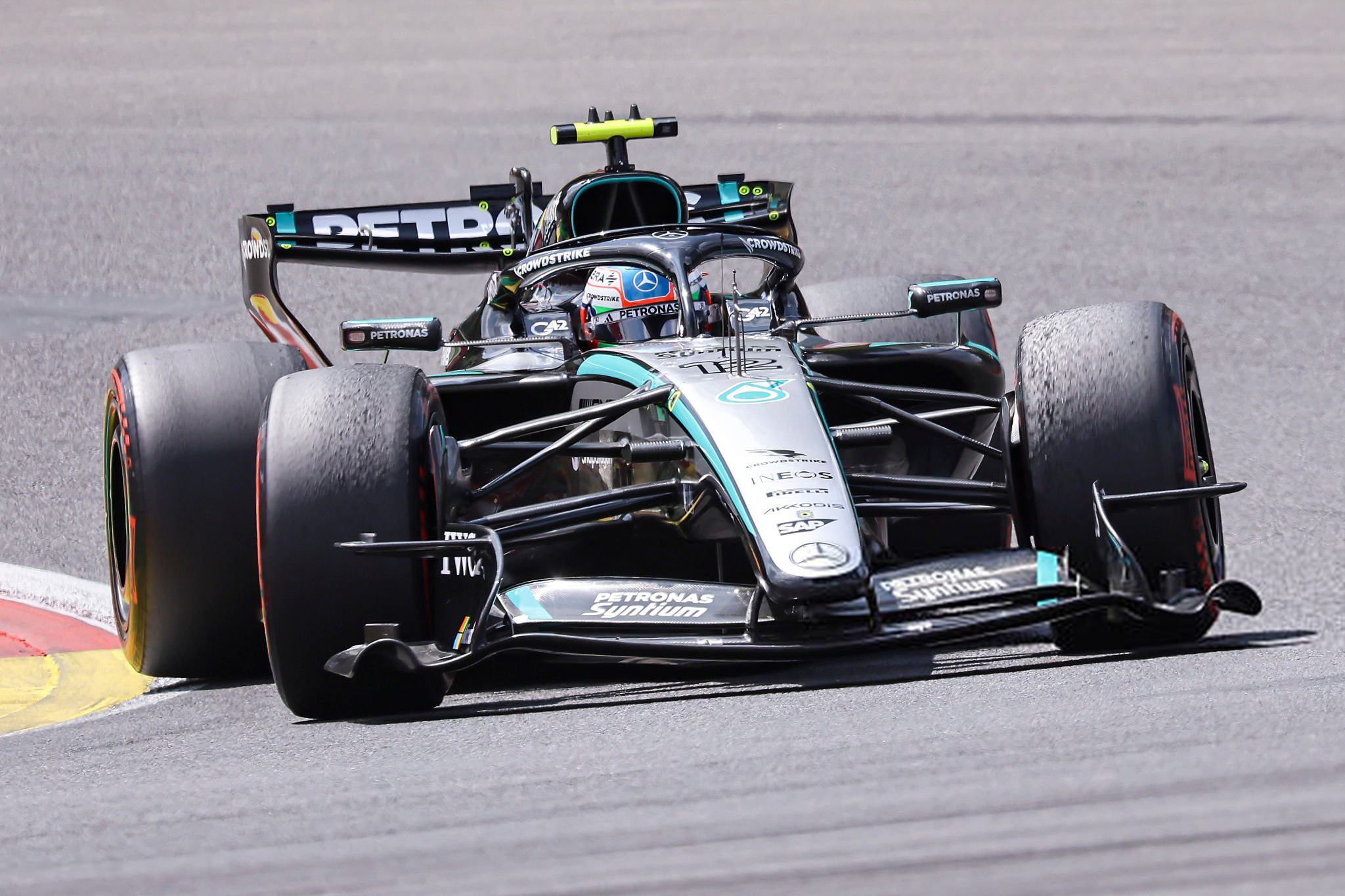 F1据Motorsport报道称：梅赛德斯车队正在考虑更换安德烈·安东内利的引