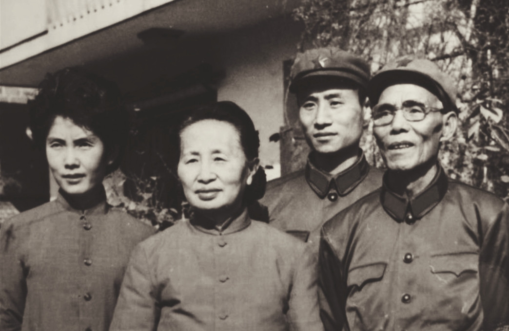 1949年冬，第61军军长韦杰赶去兵团司令部开会，把新买的派克钢笔别在上衣口袋上
