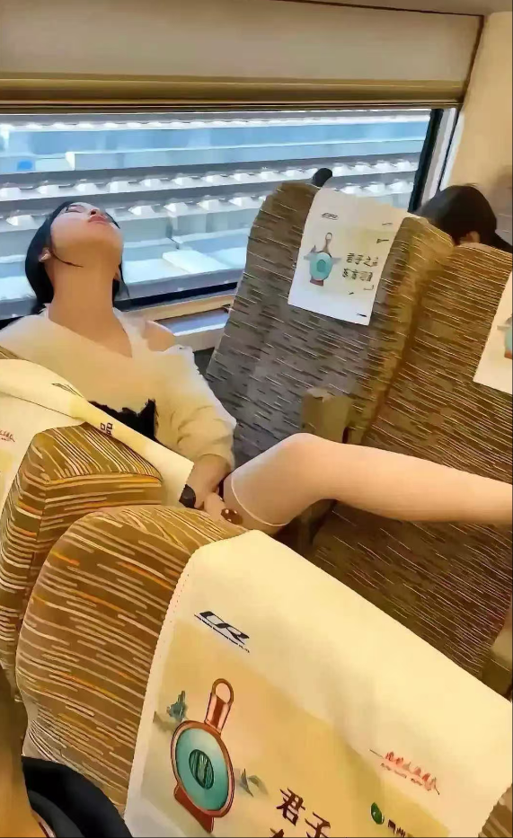 姿势虽然不雅，腿线条漂亮不？