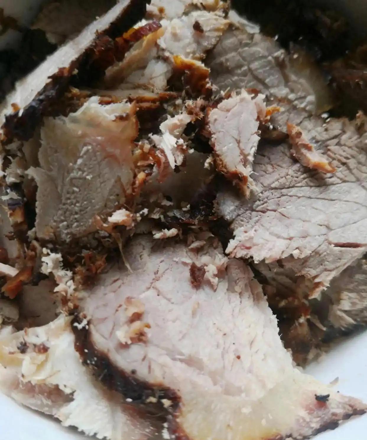 我一直有个想不明白的问题：为啥在家卤的牛肉，怎么都做不出卤肉店那种口感？我平