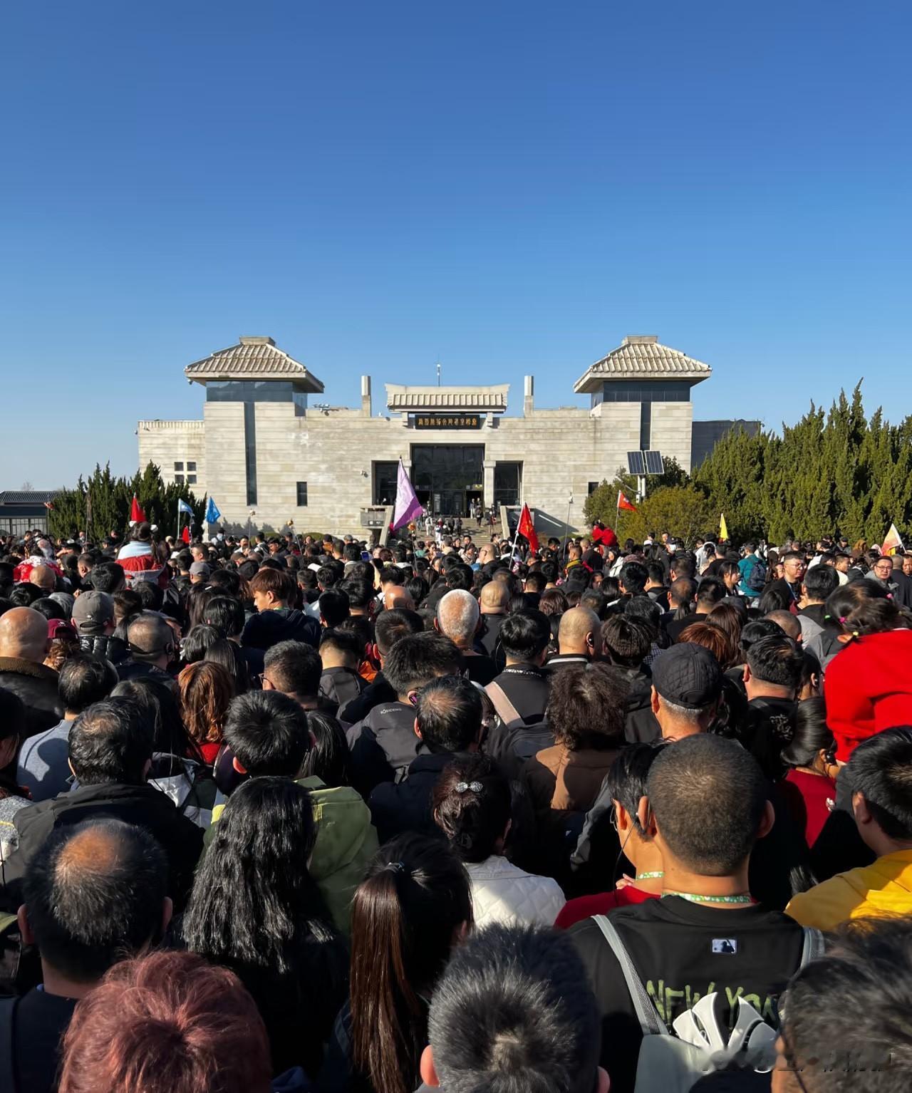 秦始皇兵马俑这么大的景区，每天接待那么多游客，难道就不能好好管管吗？西安真是看