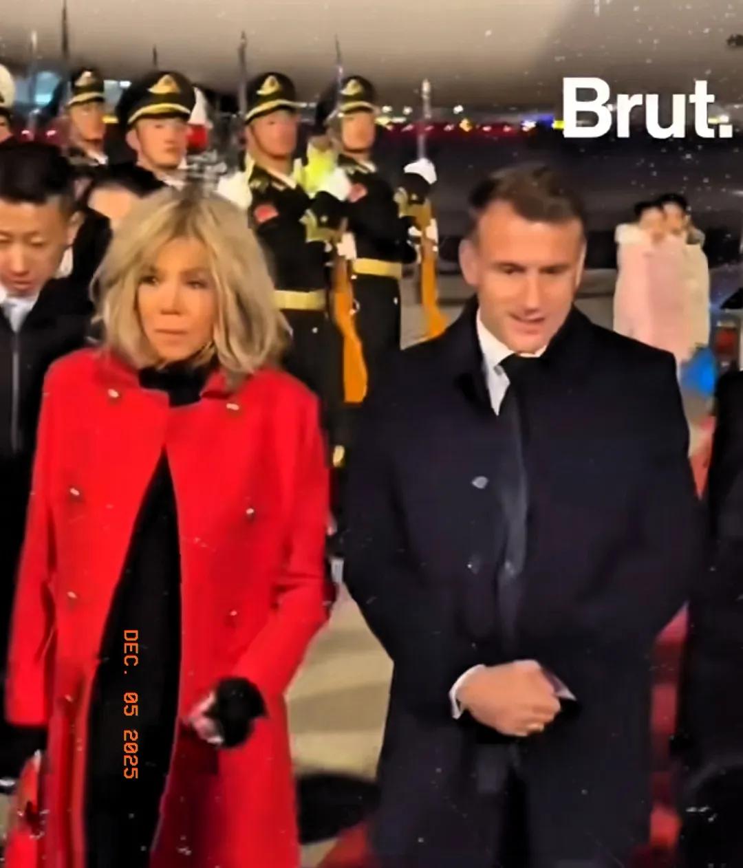 马克龙这下气的后槽牙都快咬碎了！法国总统马克龙这次带着妻子布丽吉特来华访问，