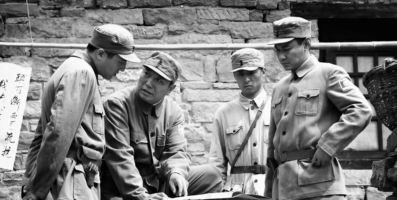 1942年反扫荡，杨成武带着队伍转移，后头总甩不掉日军的追兵。队伍里混着逃难的百
