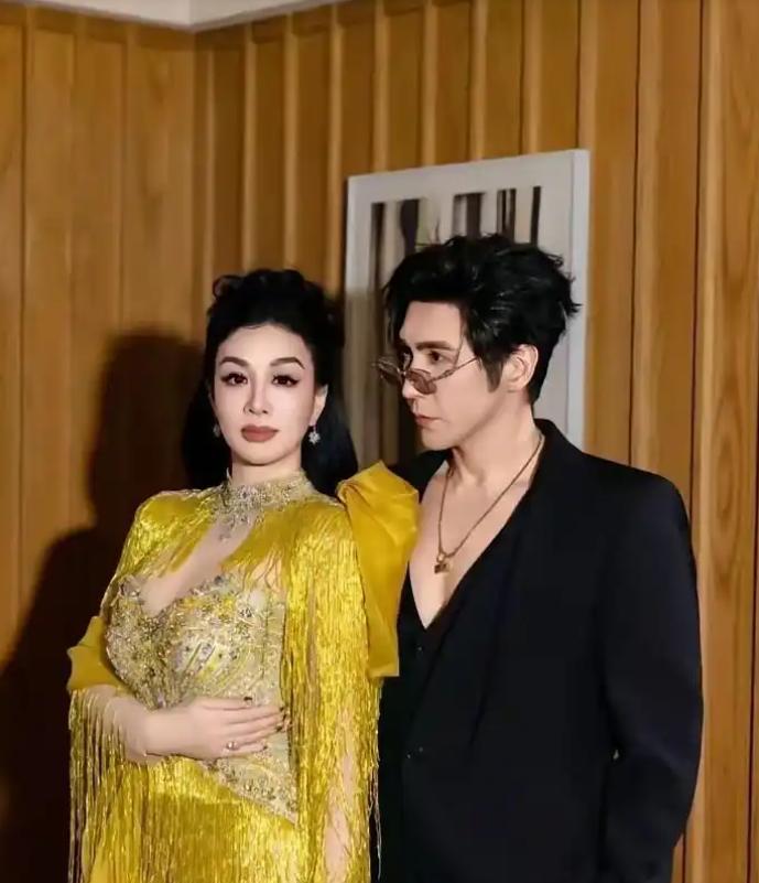 张伦硕1982年出生于山东，是家里的独生子，父亲是一名民警，母亲是家庭主妇。他决