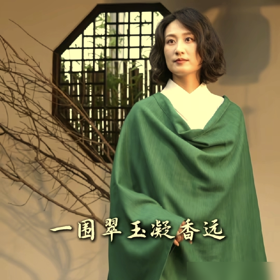 李亚鹏一场直播干了1.6个亿，没喊麦，没逼单，就坐在那泡茶。旁边女茶艺师贴着他倒水，网友截图炸了锅，
