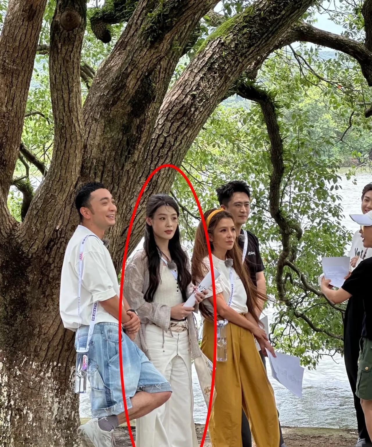 戏曲演员，美在身段，而不是脸。陈丽君和这么多央视主持人站一起，随便这么一个角度，