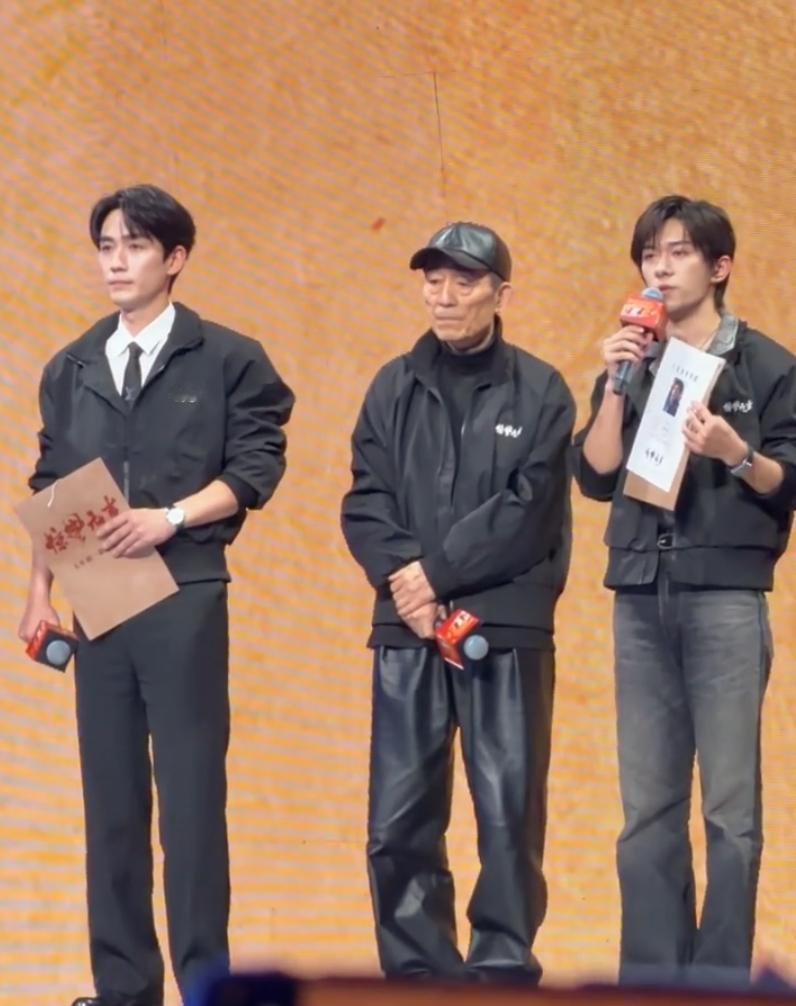 张艺谋带领易烊千玺和朱一龙为新电影宣传！张艺谋确实了不起，70多岁了，咖位地位