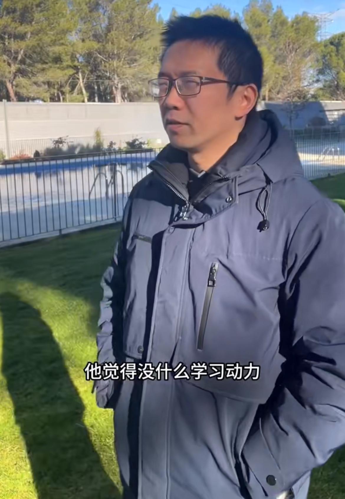 西班牙中国老师对学生的未来非常焦虑，头发都白了，他呼吁家长，不要随便把孩子送到欧