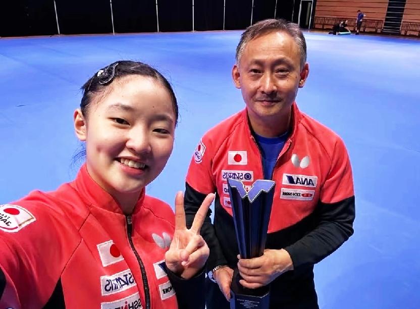 张本宇一面是开心的笑，一面是锥心的痛，头发花白也确实挺不容易。WTT伦敦