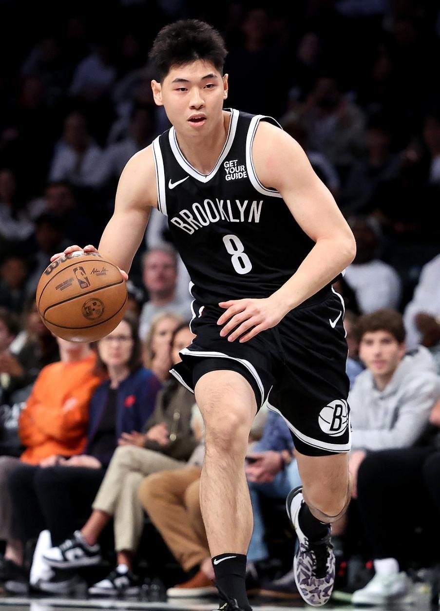 崔永熙还对NBA不死心，网友：这才是真正的追梦人！近日，崔永熙接受李群的采访，