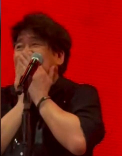 65岁周华健在汕头演唱会唱《朋友》，唱到一半脑子空白、词全飞了，台下没一个人喊退票，几千人反而扯着嗓