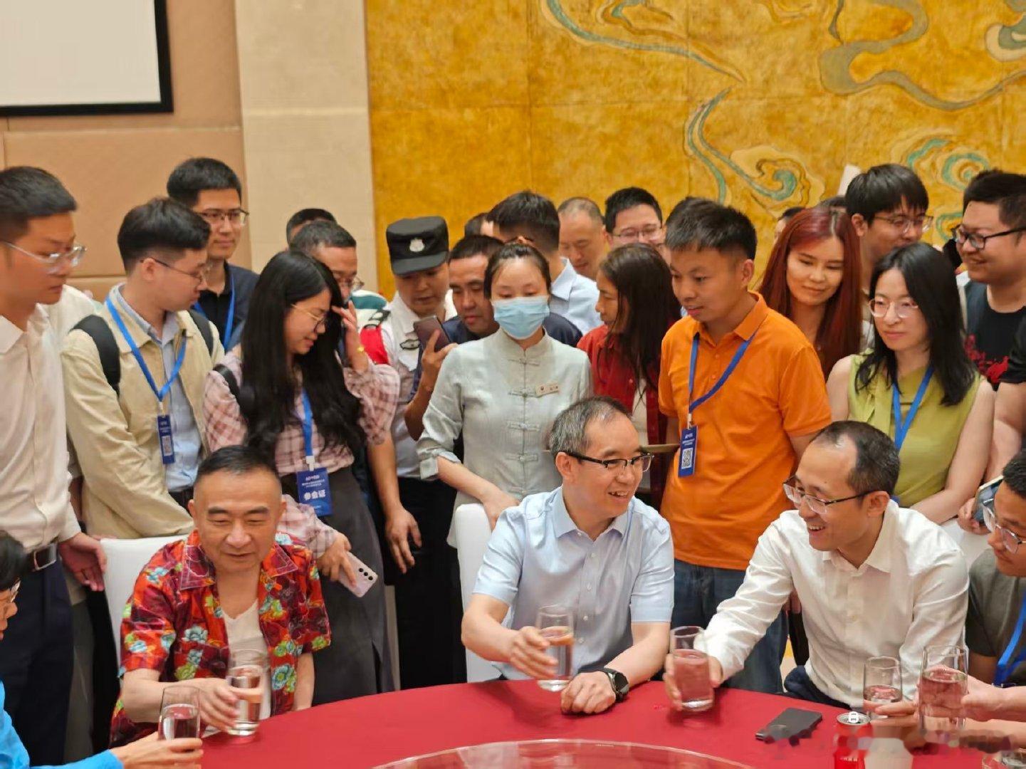 林园到场参加茅台股东会，与陈华董事长，王莉总经理干白开水