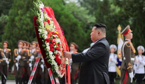 朝鲜金正恩参谒中国志愿军烈士陵园，深刻缅怀献花，引起外界关注。 2026年7