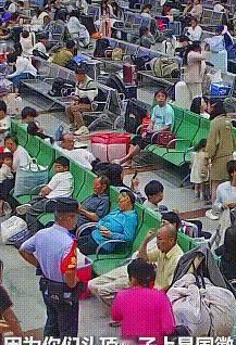 “上人民日报了！”贵阳火车站，盲人大叔想取钱却不敢轻信路人，直到民警赶到，大叔摸