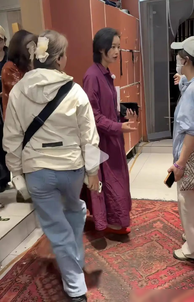 离开精修和高定，倪妮终于现了原形。网友线下撞见倪妮，没带保镖，没摆架子。她套着件酒红色长裙，踩着大红