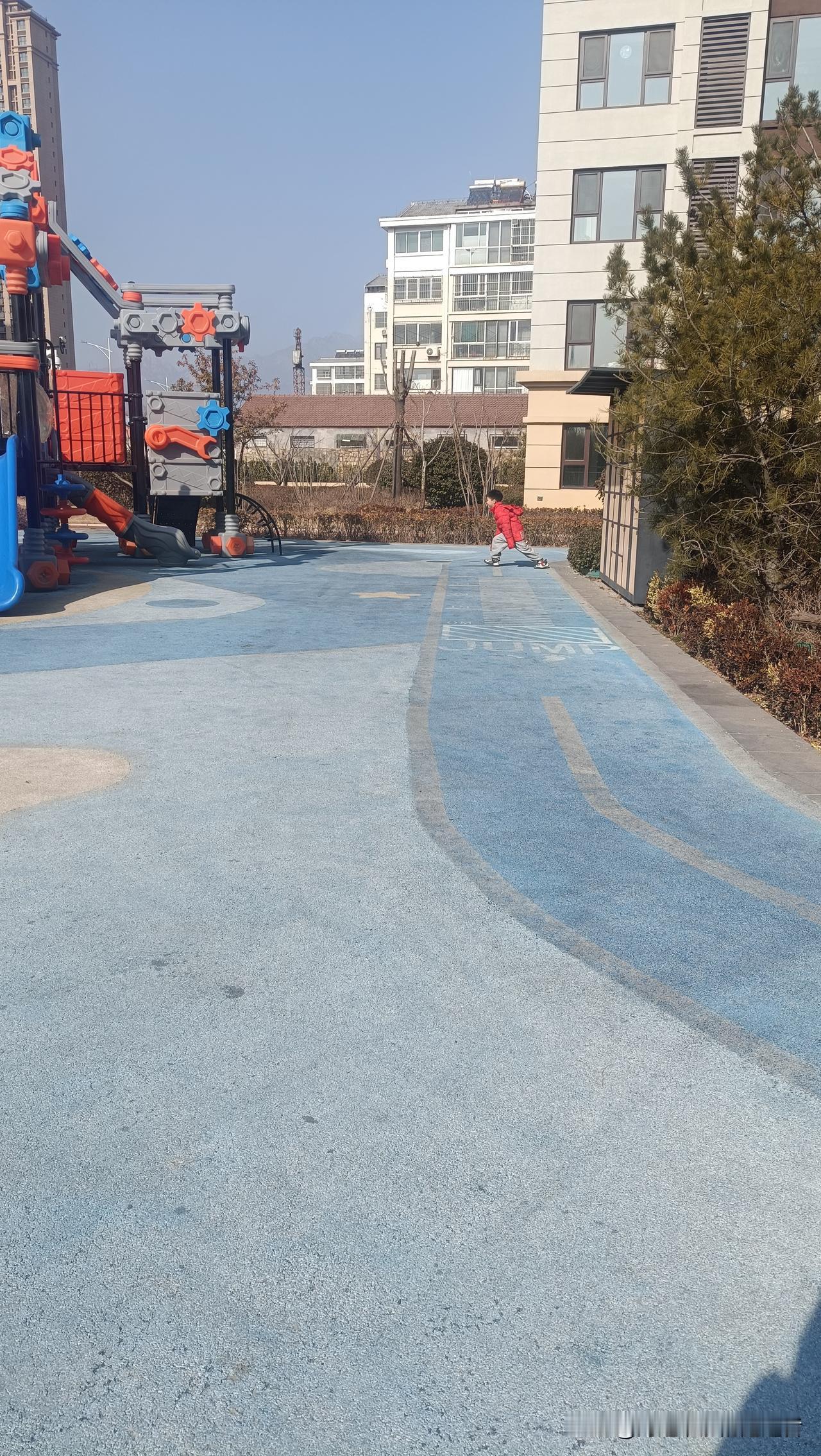 今天天气这真的特别好，阳光明媚，很暖和，不冷带孩子在小区玩一会，孩子很开心！今年
