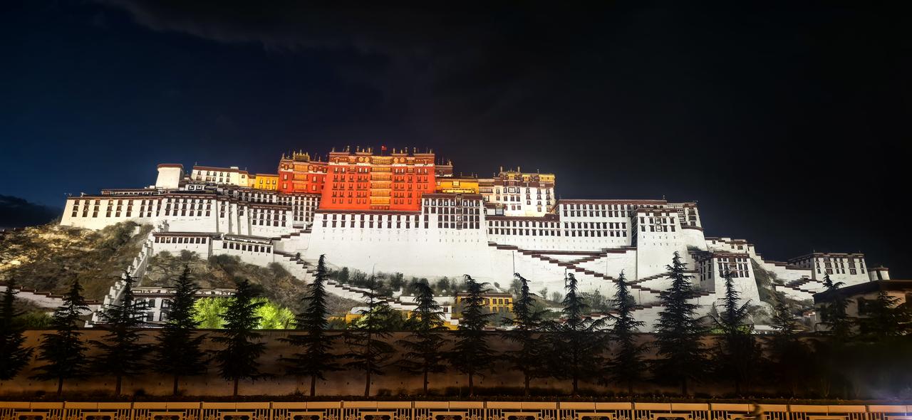 我新发布的内容被官方推荐啦！👍布达拉宫的夜景，美得令人失语。当最后一缕晚