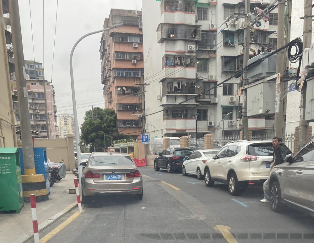 打工妹租住在城中村，与房东的儿子一见钟情，随后结为夫妻，还育有一个儿子。男人从事