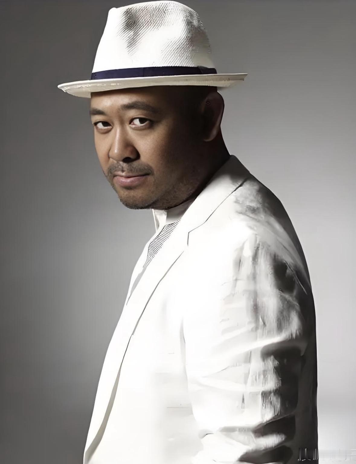 如果不说，你能猜到这两个大导演是兄弟吗？左边的是姜武，右边姜文，奇怪就是姜文