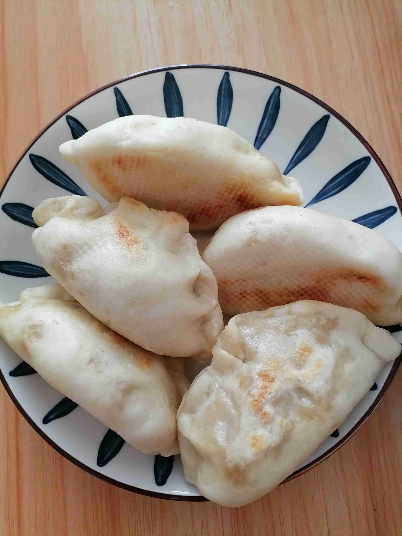 两个人的午饭简简单单，烤了七个蒸饺，我吃了两个，老同志吃了五个。有时候的饭真的