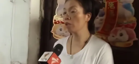 肠子都悔青了！广州钉子户梁蓉捏着发黄的拆迁协议，盯着家门口24小时堵车的环形大桥