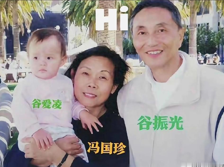 谷爱凌英文全名叫EileenFengGu，中间名就是外婆的姓。“爱凌”这个名