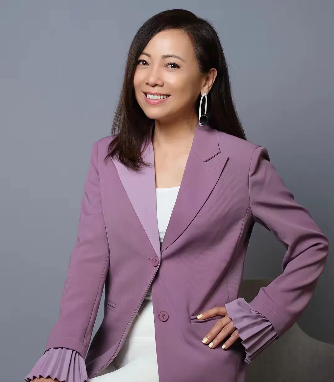 主持人问邓萃雯:“你这么拼命工作，一定存到了很多钱。”邓萃雯摇摇头:“工作挣的