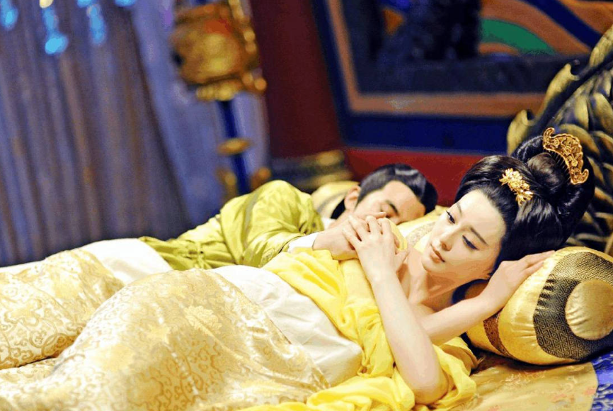 唐朝，武媚娘被李世民临幸当夜，由宫女、太监簇拥打扮，眼见自己要被太监伺候沐浴，武