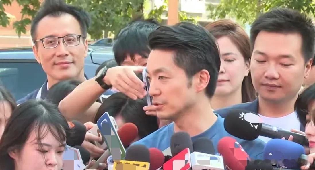 蒋万安选择道歉了。就在10月9日，蒋万安公布一则县市角逐文宣短片，但其中使用了球