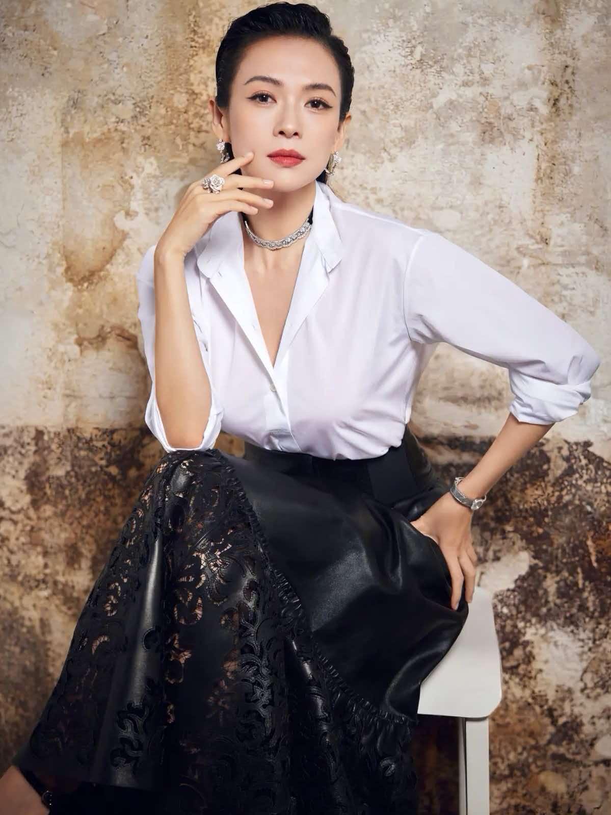 我给奶奶看了章子怡的照片，奶奶沉默了很久，突然说了一句话，她是不是除了婚姻不