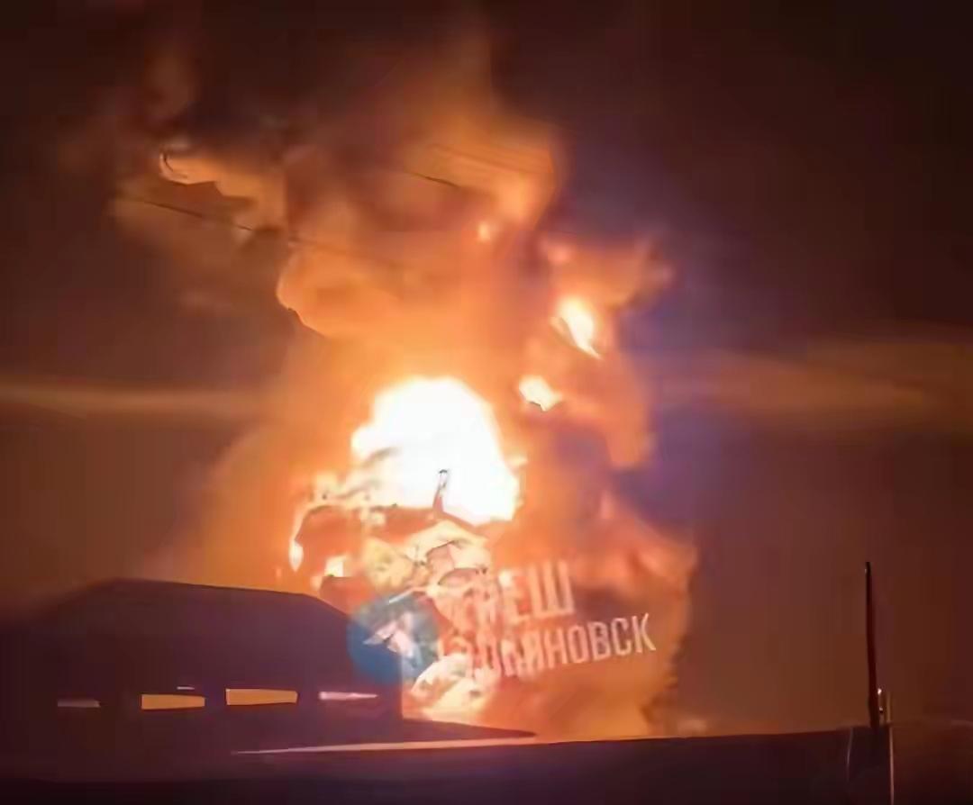 乌克兰重创俄罗斯第四大炼油厂！俄弹道导弹工厂被迫后撤。乌克兰远程打击继续，重