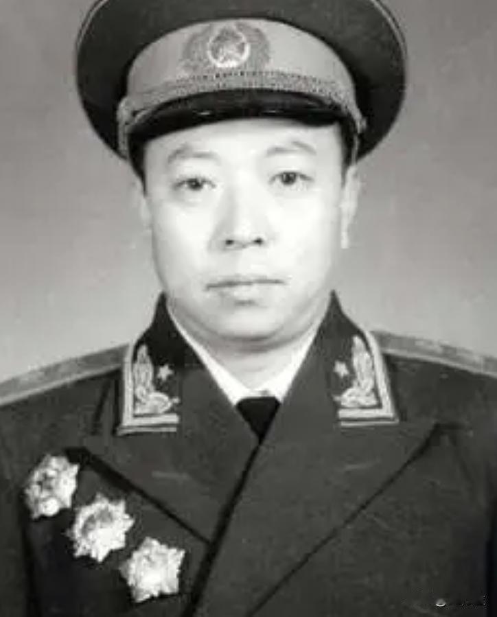 1966年，总政副主任梁必业中将接到命令，让他去往南京军事学院，担任副院长职务。