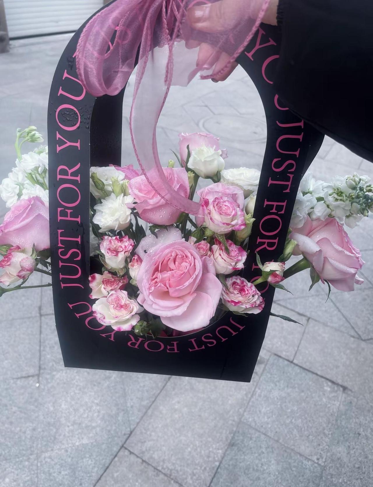 慢下来，感受晚风与烟火，平淡而知足，充实且自由。