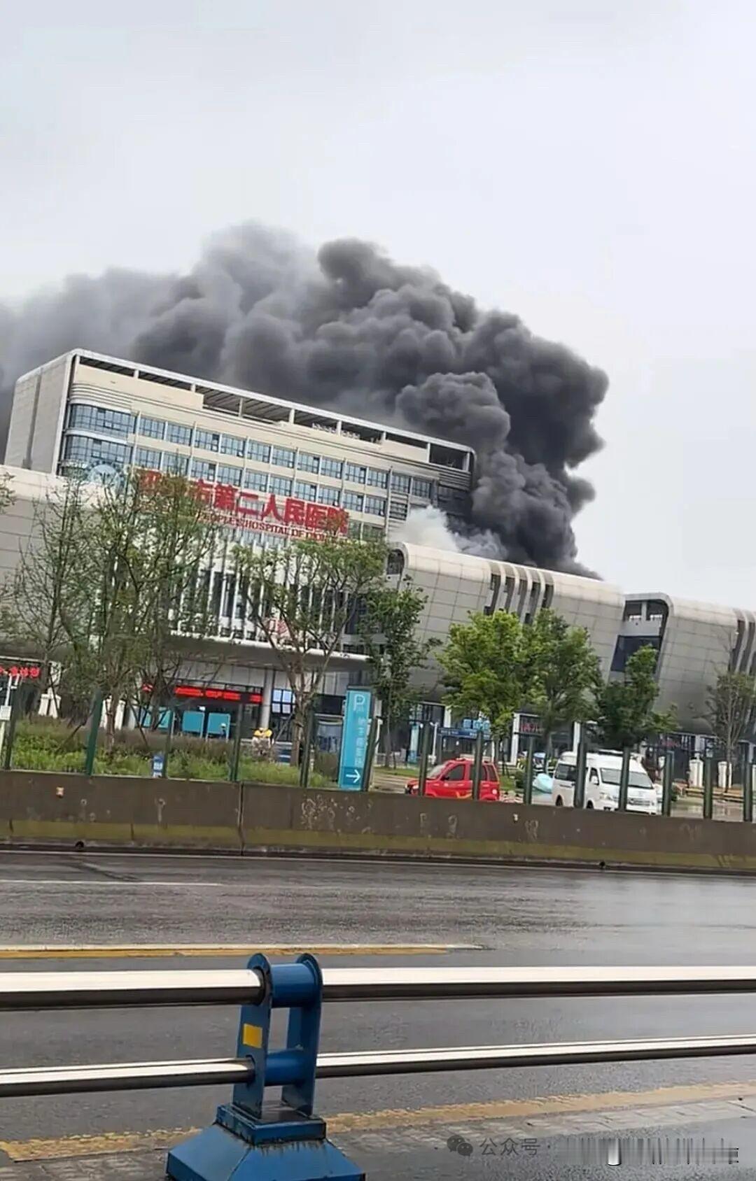 4月27日，四川邛崃第二人民医院突发火灾，2025年10月该医院因医院门诊大厅