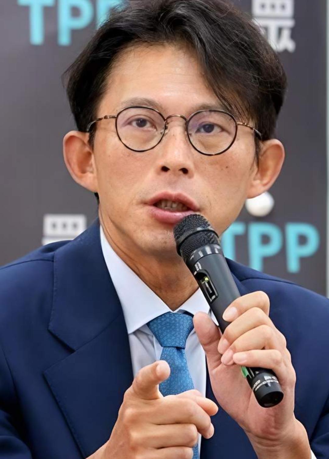 黄国昌在日本访问的时候，很想要见自民党的实力派人物，例如麻生太郎，结果遭到了对方