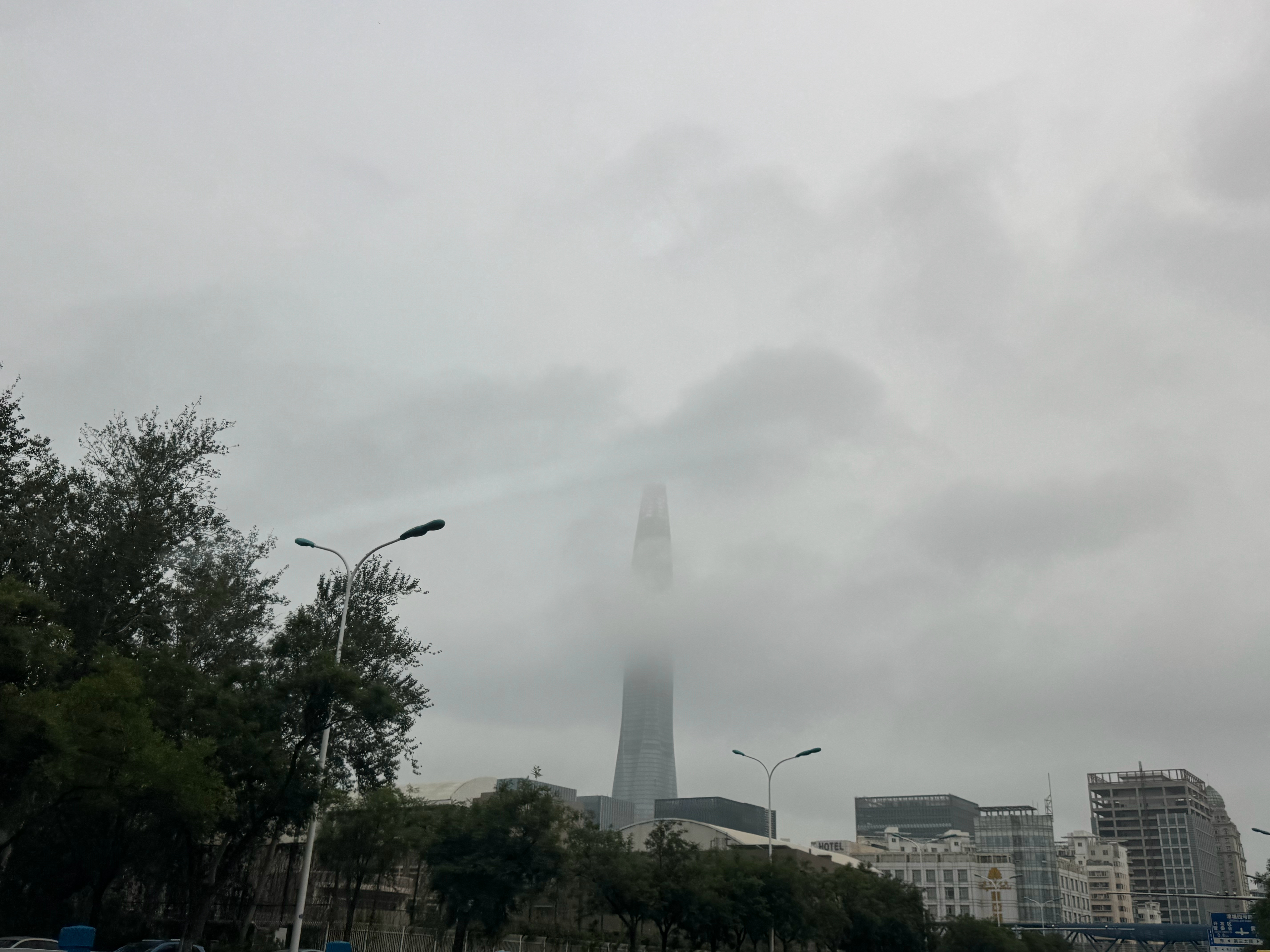 送孩子去打球，下雨过后的“津沽棒”直接插进了云里。​​​