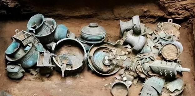 一九九七年，河南鹿邑太清宫意外发现一座西周初年中字形大墓，一度被认为是老子墓葬。