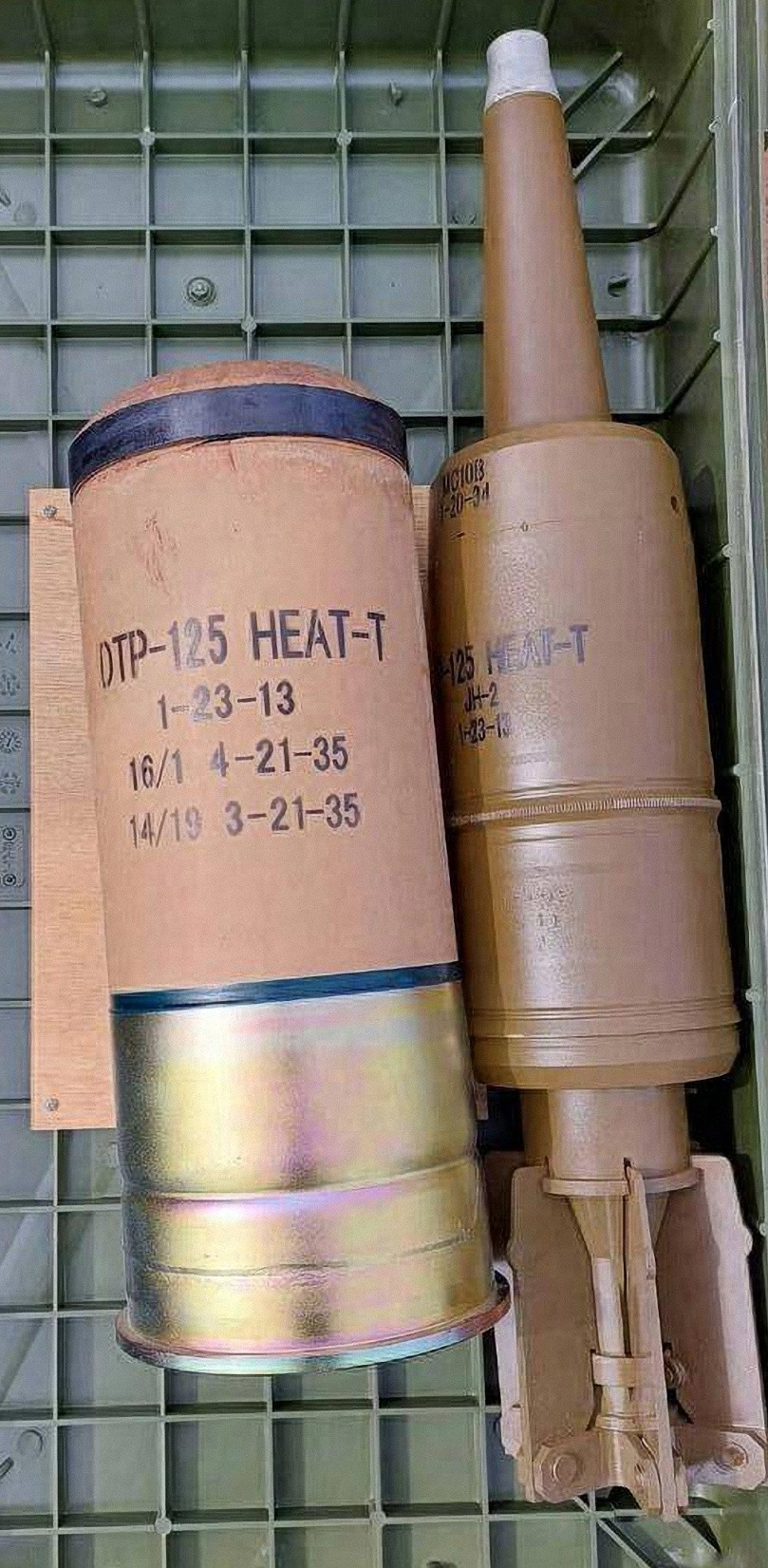 帧察时间：国产125炮的DTP10-125破甲弹，表面有JH-2字样，表明装填聚