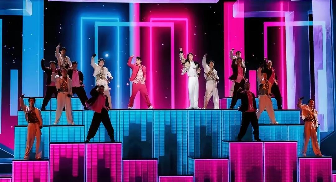 谁能想到，春晚舞台上，王一博连续三年都和“顶流”一起炸场子？这不是运气，这是实