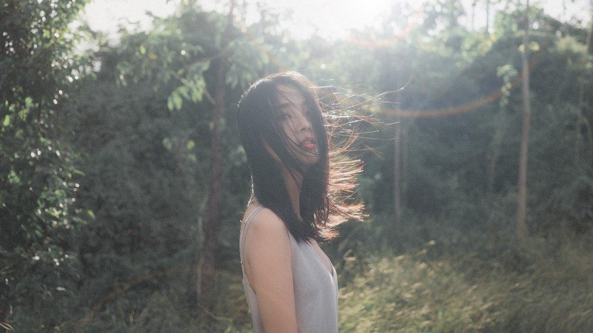 阳光下的森林漫步微风拂面自在悠然🌿🍃🍂森林高清美女秋日森林漫步