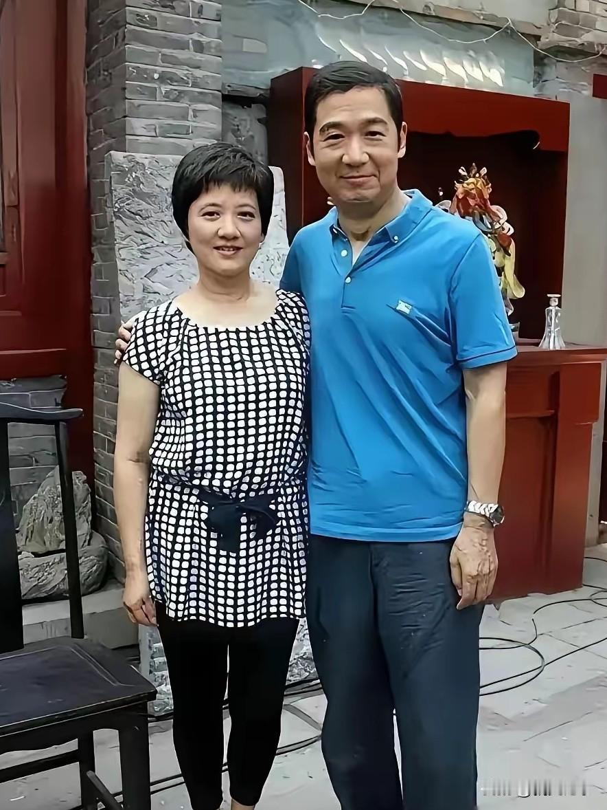 邓婕身高158厘米，算不上高挑，却有着绝佳的气质，年轻时的她也是无数人心中的女神