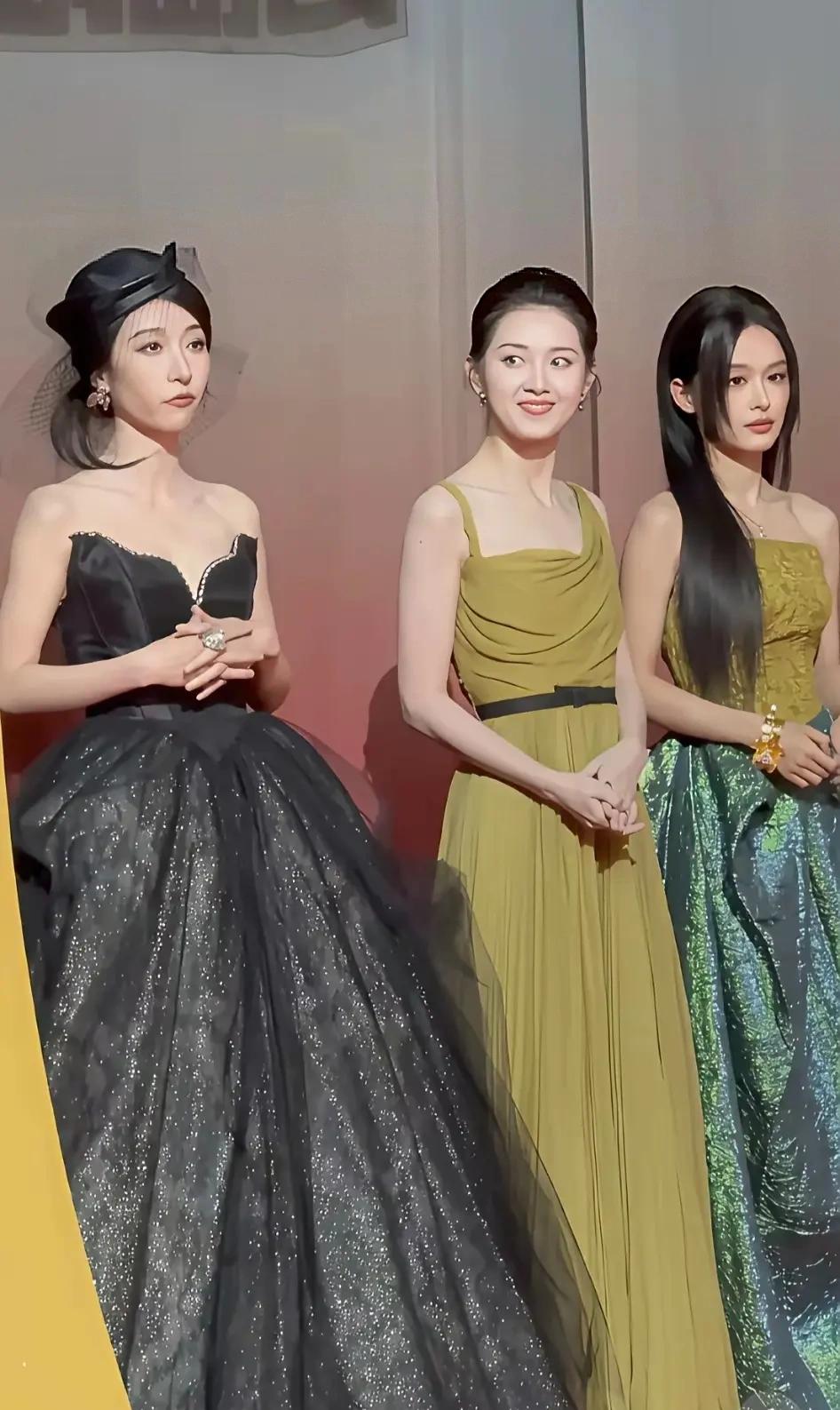 这三位短剧演员出席活动怎么怎么这么不注意表情管理。看起来和短剧里完全不一样，短剧