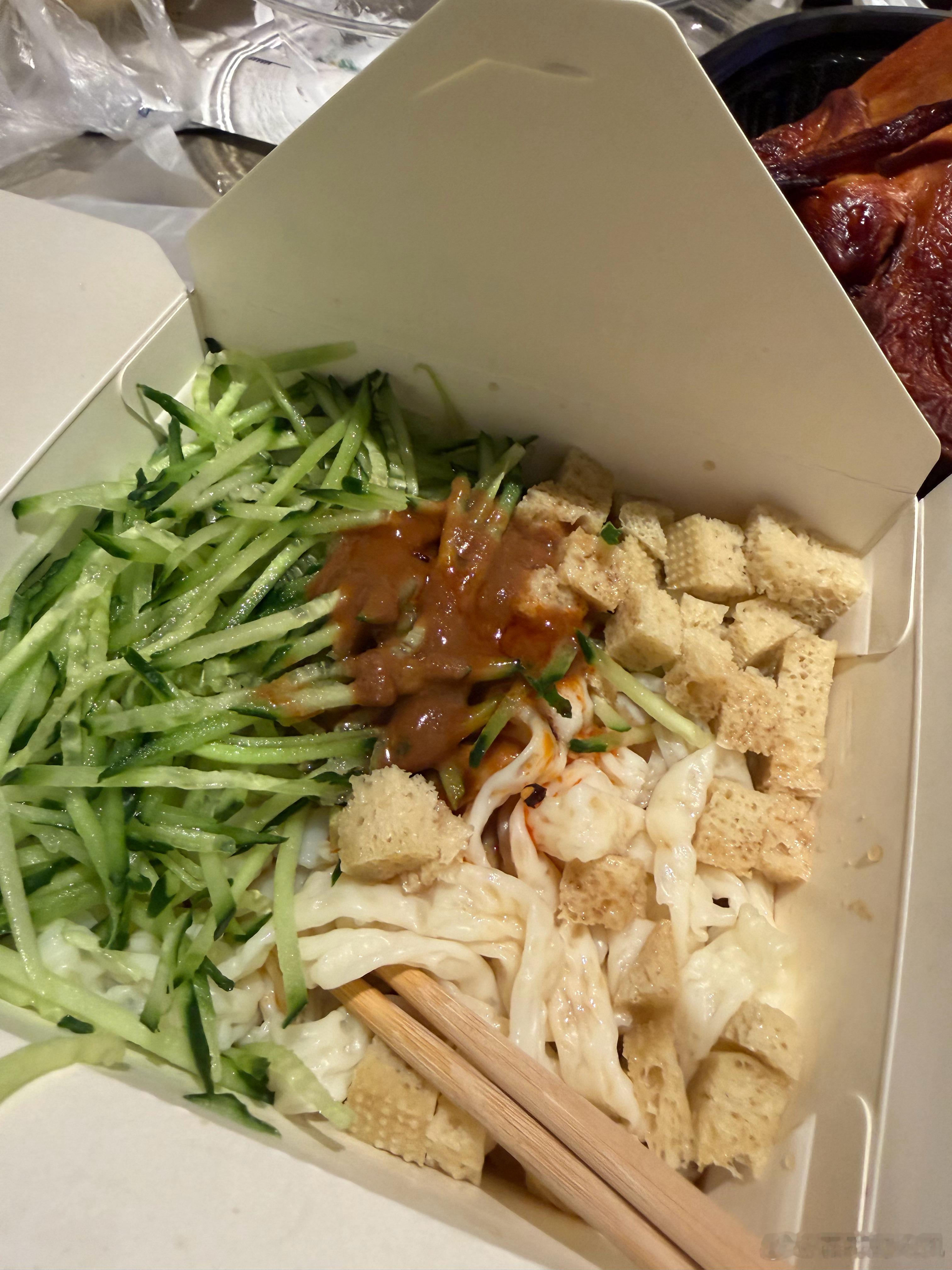 我的凉皮终于到了！又到了在酒店吃一切想吃的东西环节！配上烤鸡和拌菜，又是神仙的日