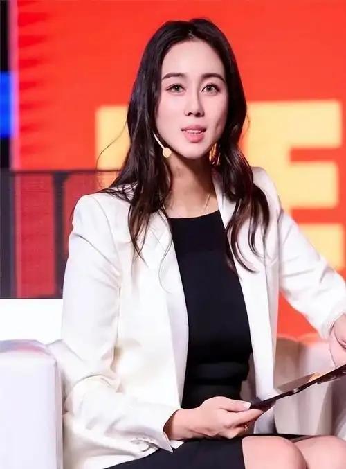 赌王和利智那一舞定情，差点弄出个“五太”。可偏偏何超欣出生后，这陈年八卦又翻出来