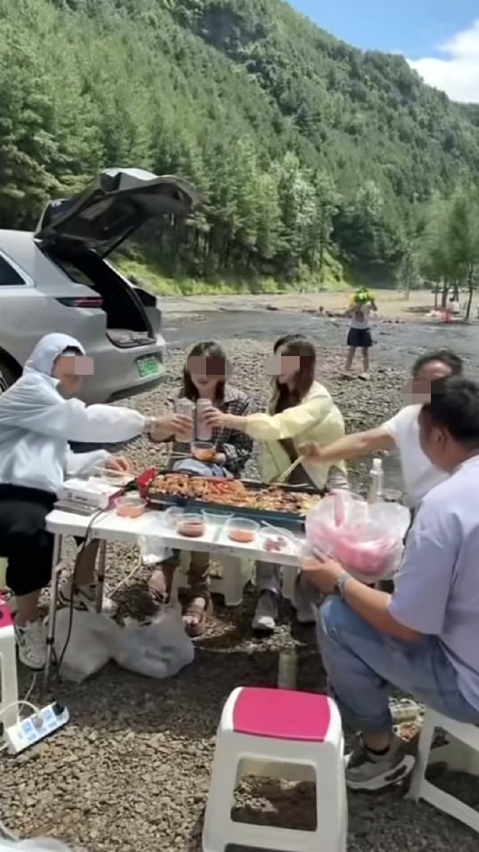 你看，一开始他们脚下还是沙石地，隔着远处的溪流还很远，水慢慢变浑浊，然后浑浊的水