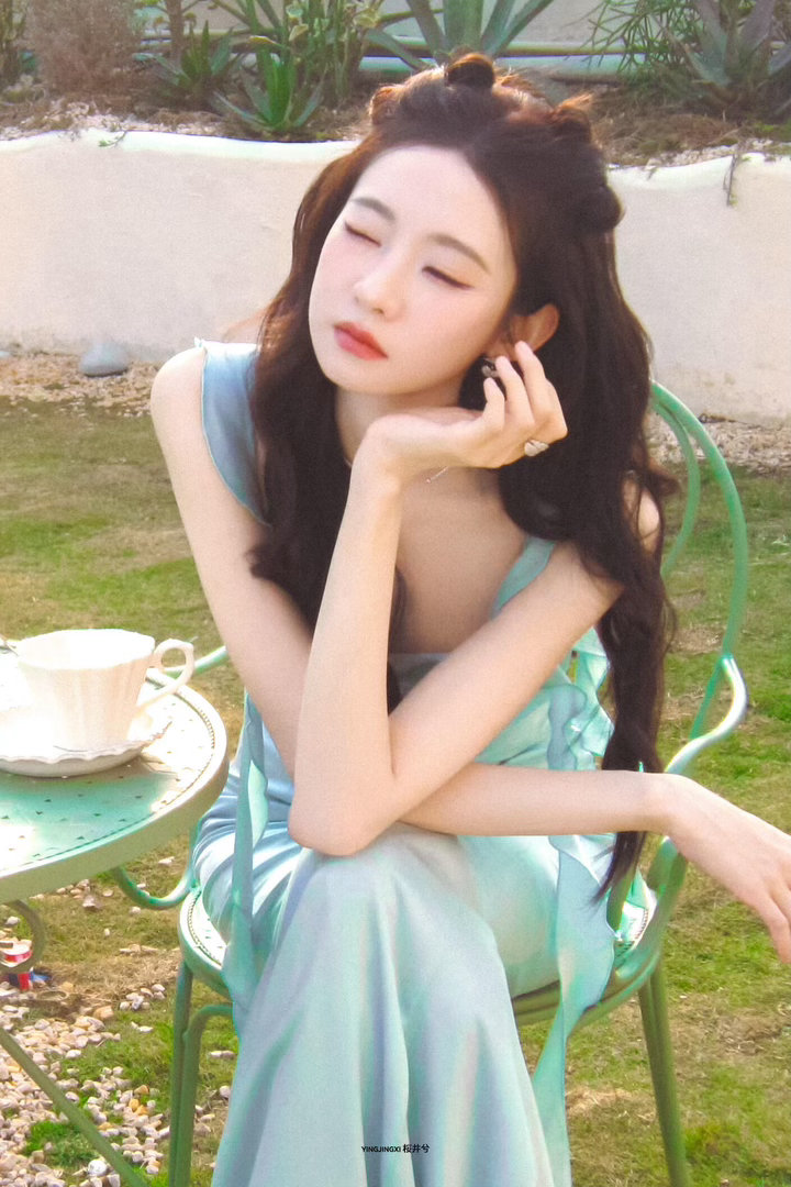 张艺凡上班迷路也不忘饭撒别人上班：直奔目的地。张艺凡上班：先迷路再饭撒最后才想