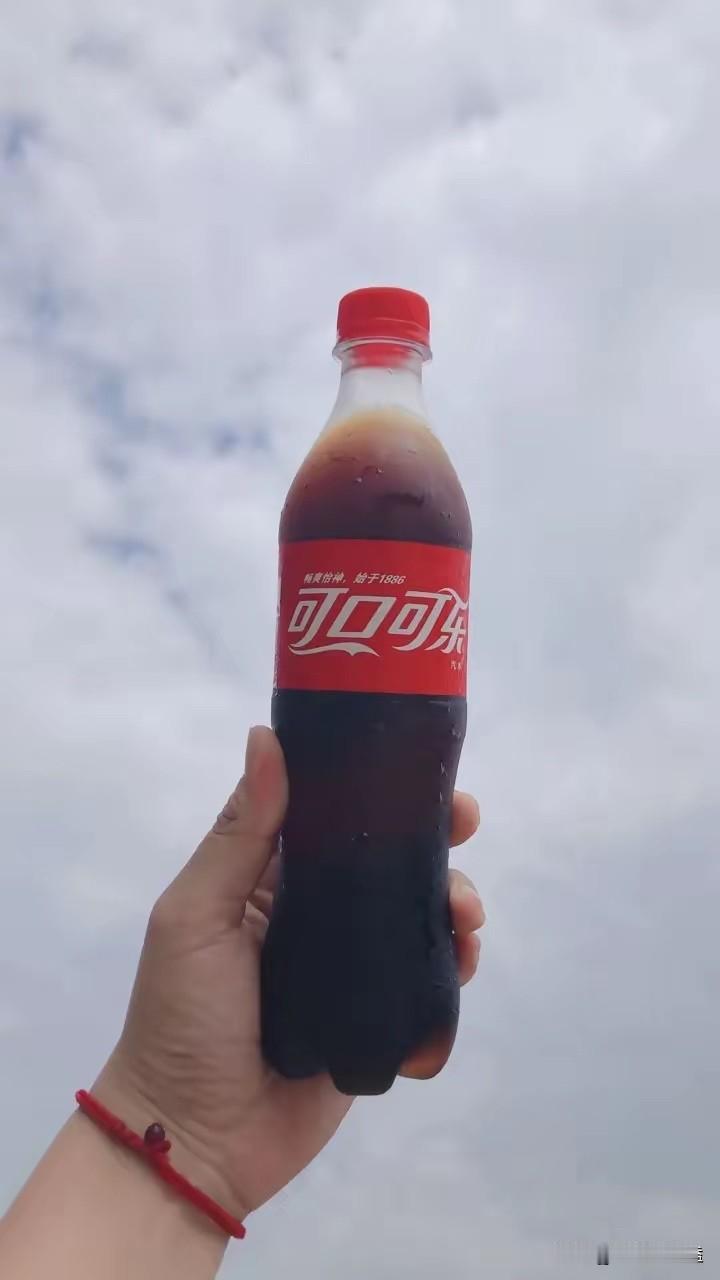 1988年巴菲特花了13亿美元买了可口可乐，买完之后没有动过。可口可乐每个季度往